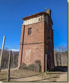 una delle tipiche costruzioni tra i vigneti...