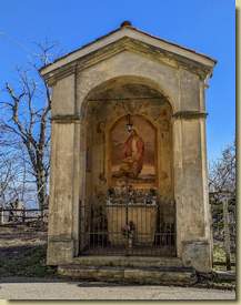 la Cappella all'ingresso del paese...