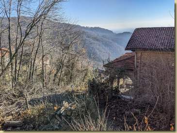 alla Chiesa di Isella, a sinistra una zona con alberi caduti...