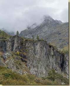 la bastionata che sorregge il pianoro dell'Alpe Pissa...