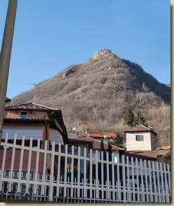 il Monte Castello (o Croce di Nonio) visto dal paese...