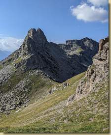 vista sul Passo del Muretto e la cresta del Pizzo Topera...