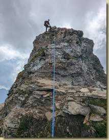 per maggior tranquillità mettiamo la corda, in salita questo tratto è più "agibile"...(foto di Andrea)
