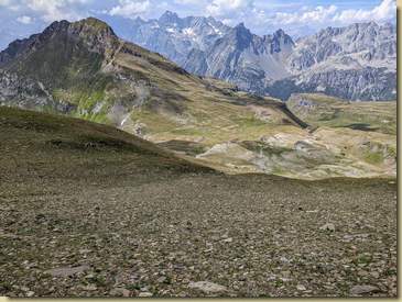 e finalmente, dopo essere tornati alla sella tra le due cime, lasciamo la cresta per scendere sui pianori del Devero...