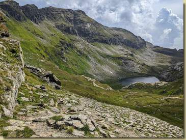 nella zona del Passo d'Agaro troviamo il sentiero segnalato...