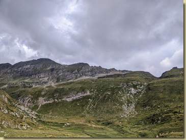 in alto il tratto iniziale della cresta sud del Pizzo Pojala raggiunta in mattinata...