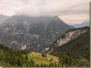 in basso il pianoro dell'Alpe Croce...