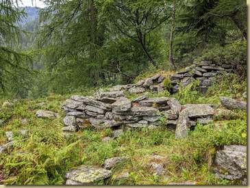 piccolo rudere lungo il percorso...