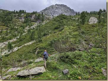 dal lago saliamo il versante sulla destra...