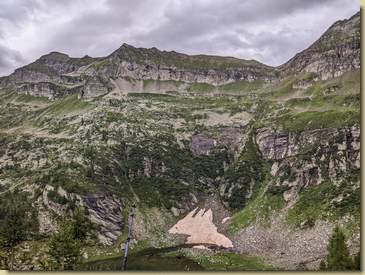 in alto la cresta del Ritzberg con a destra il Passo della Stella visitati durante un giro precedente, al ritorno traverseremo il versante sopra i salti di roccia visibili al centro della foto...