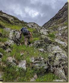 poi riprendiamo la salita del versante su erba e roccette...