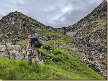 arriviamo su un pianorino erboso...