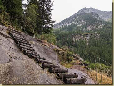 rivediamo la caratteristica scalinata di tronchi...