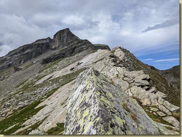 la cresta verso il Pizzo Quadro che dobbiamo evitare visto il terreno ancora bagnato e perciò scivoloso...