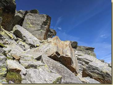 grossi blocchi presso la cresta...