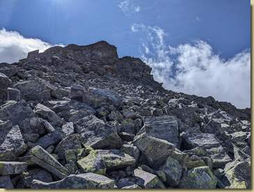 saliamo sulla pietraia...