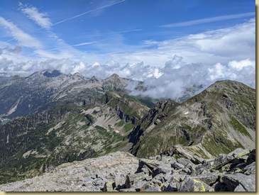 intanto il meteo migliora, al centro la cresta del Ritzberg seguita dall'imponente Pizzo Biela...