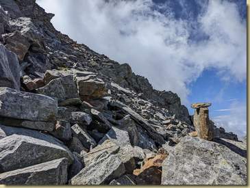 ometto solitario, un altro è presente sulla crestina, in alto sullo sfondo...