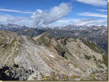 al centro il Corno di Cramec...