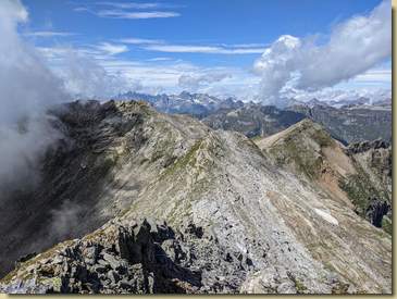 a sinistra la Corona di Groppo...