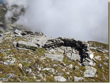 curiosa costruzione sulla cima...