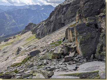al ritorno traversiamo con un  largo giro sotto la parete per evitare la zona con grossi massi instabili...