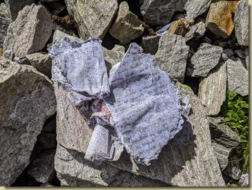 troviamo anche il quaderno di vetta, ormai irrecuperabile...