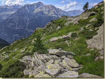 e troviamo il primo ometto che segnala il percorso del vecchio sentiero...