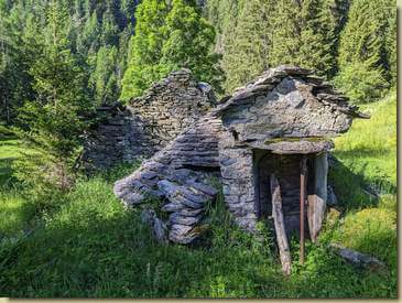 la caratteristica costruzione sta perdendo i pezzi...