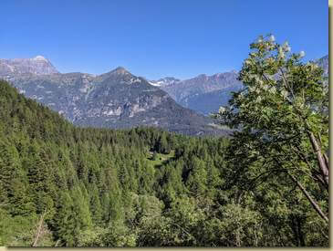 in basso, il pianoro dell'Alpe Wolf...