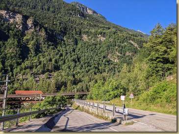 al bivio, si scende sulla sinistra...