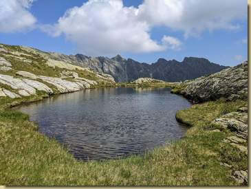 sullo sfondo, la cresta del Pizzo Albiona...