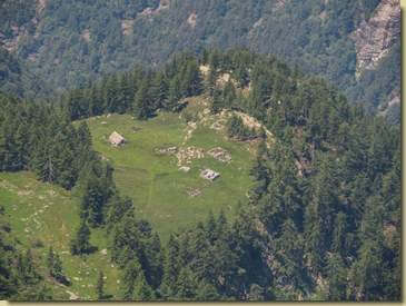 teleobiettivo sul pianoro dell'Alpe Loi...