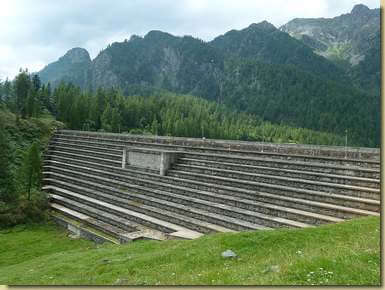 in alto, la Punta della Forcola...