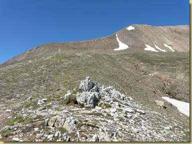 in alto l'inizio della cresta nord-est