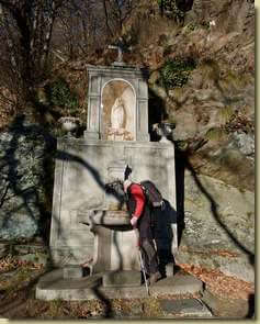 alla fontana del Santuario...