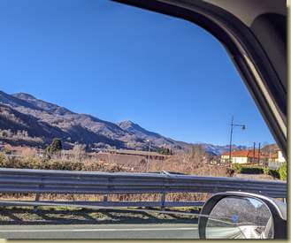 lungo la strada del ritorno sulla SP299, sullo sfondo la Res...