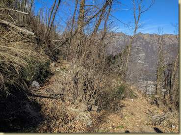 il sentiero raggiunge la sconnessa sterrata sopra il Boden...