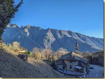 salendo a monte del Santuario...