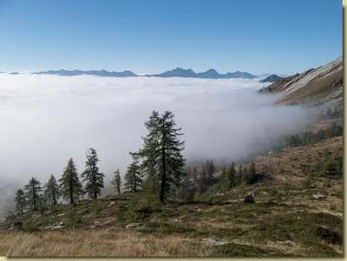 sullo sfondo, il profilo delle cime della Valgrande...