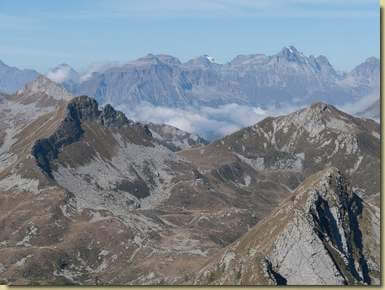 al centro, la Forcola di Larecchio...