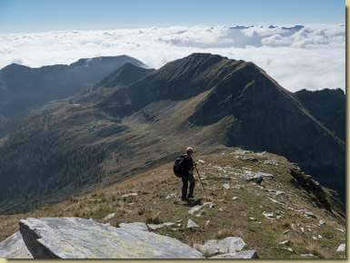 in discesa, di fronte le Schegge di Muino...