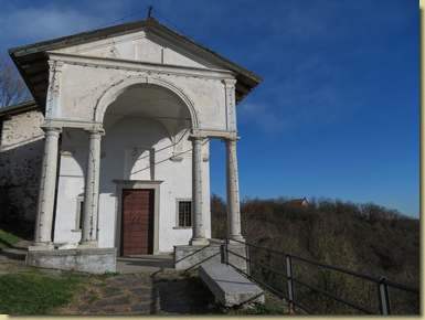 sullo sfondo, l'Oratorio di San Grato...