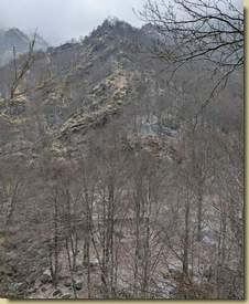 sul versante opposto si vede il muraglione dell'Alpe Cangello...