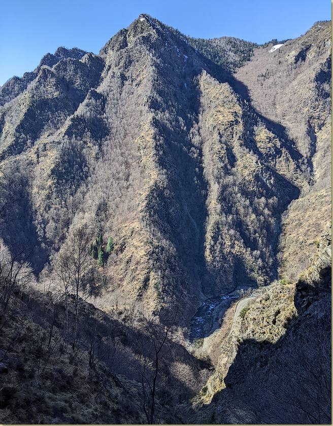al centro la cresta risalita...