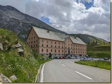 verso l'ospizio in attesa del postale svizzero...