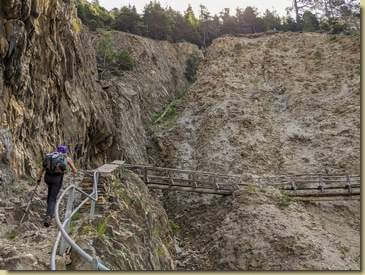 il sentiero traversa un versante all'apparenza un po' franoso...