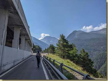 breve tratto a fianco della strada...