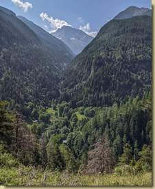 in basso, la piana di Grund...