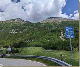 cartello stradale con gli orari delle messe...